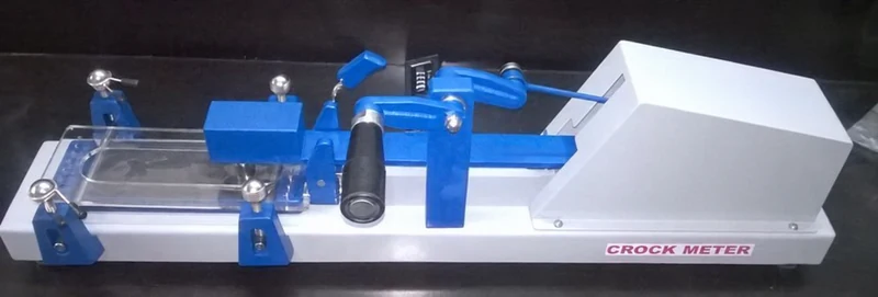 Crockmeter with specimen platform, rubbing arm and mechanical counter
