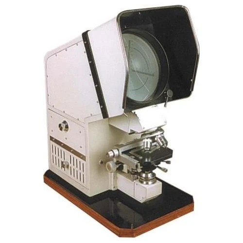 Polarising projection microscope with specimen stage and viewing screen for fibre examination